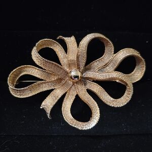 Vintage 1950s Coro Pegasus Brooch - Brushed Gold Oversized Flowing Ribbon Bow